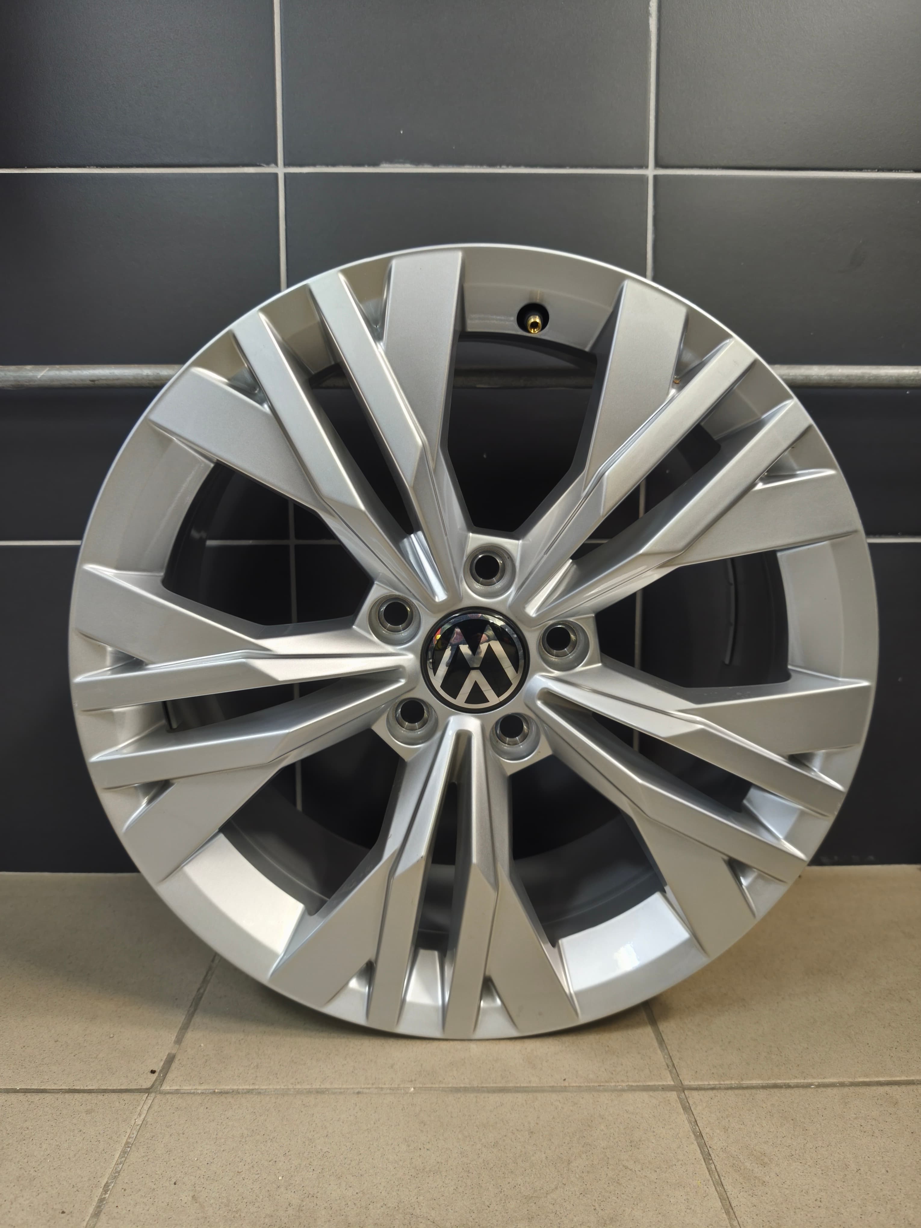 Volkswagen gyári R17
