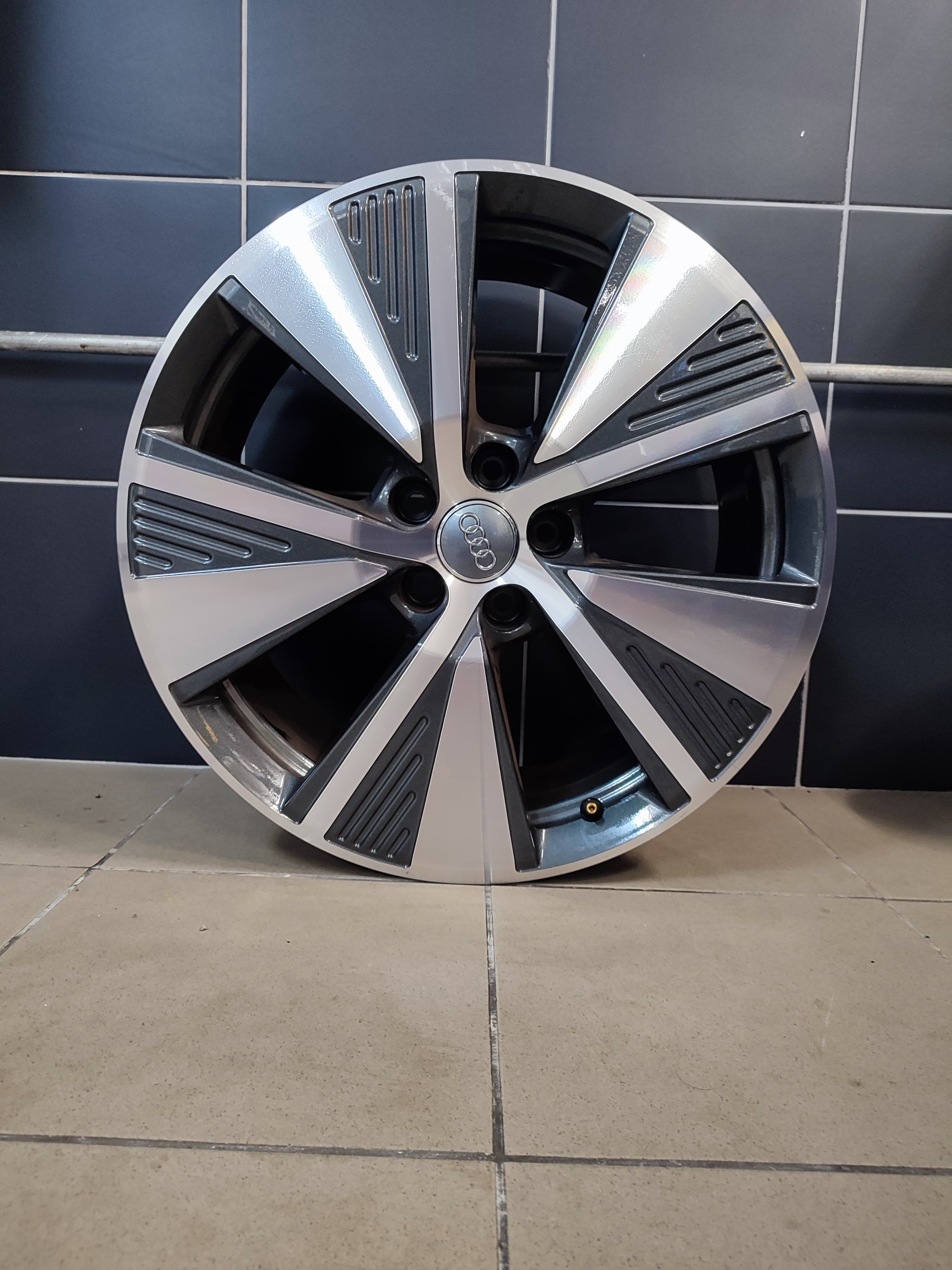 Audi gyári R19