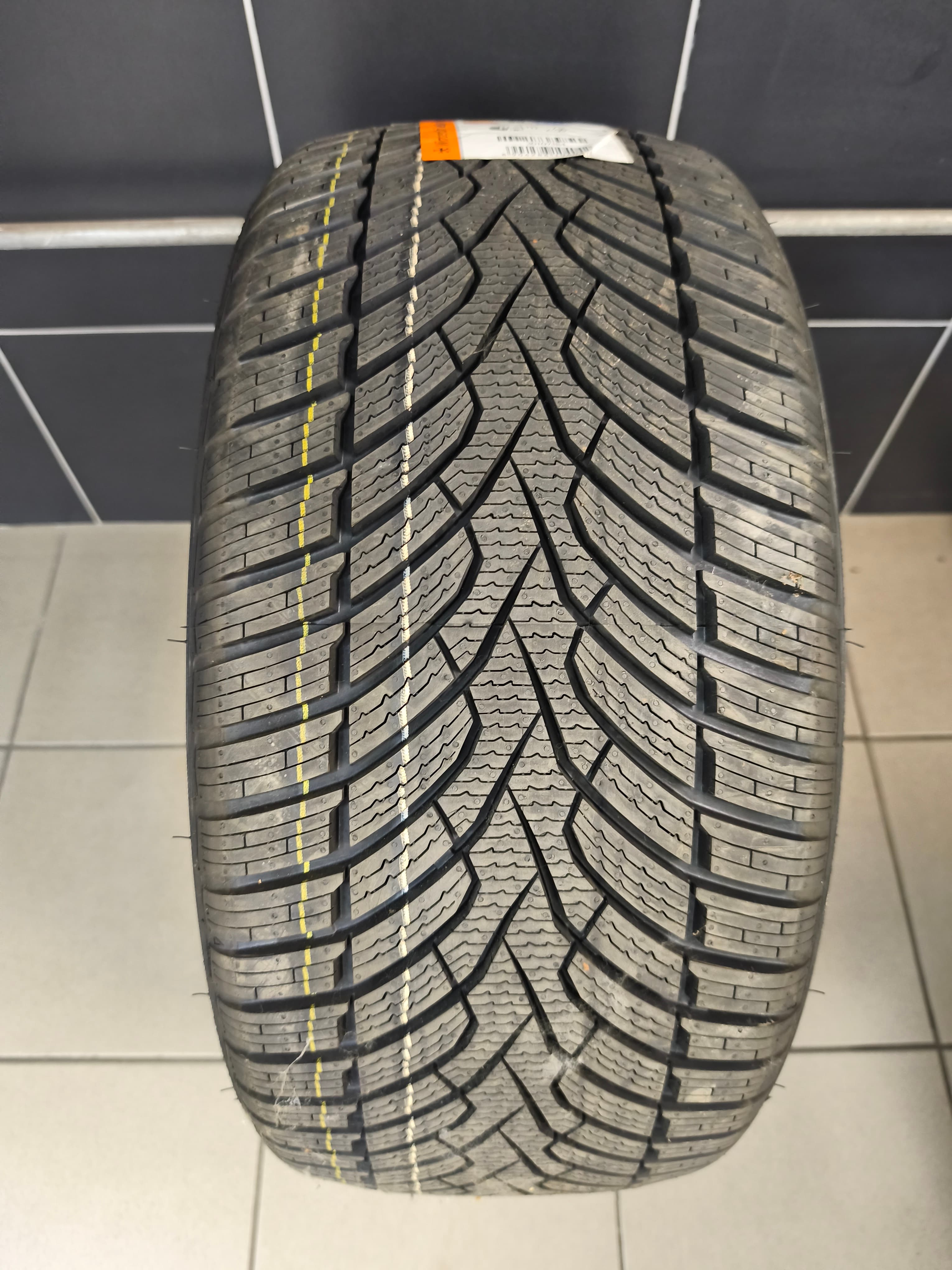 Ceat 245/40 R18