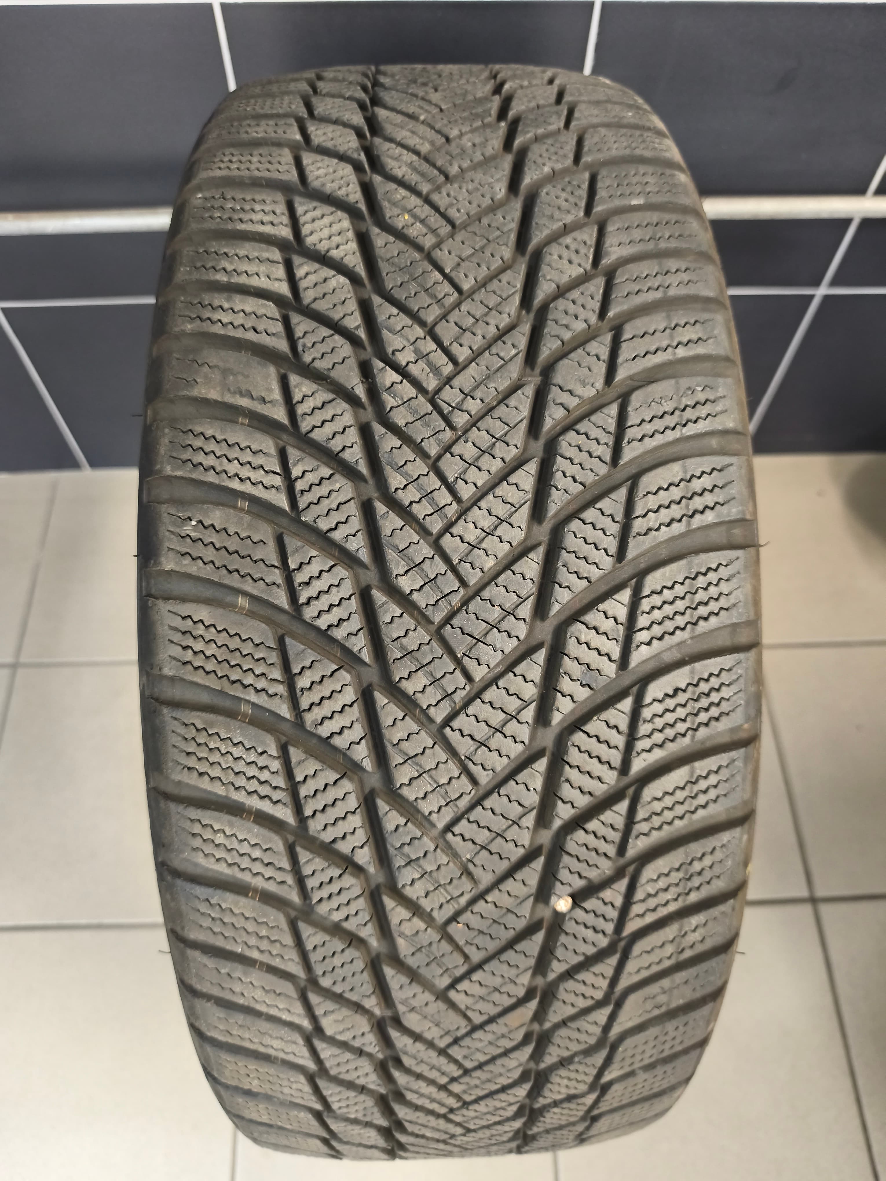 Bridgestone 245/45 R20