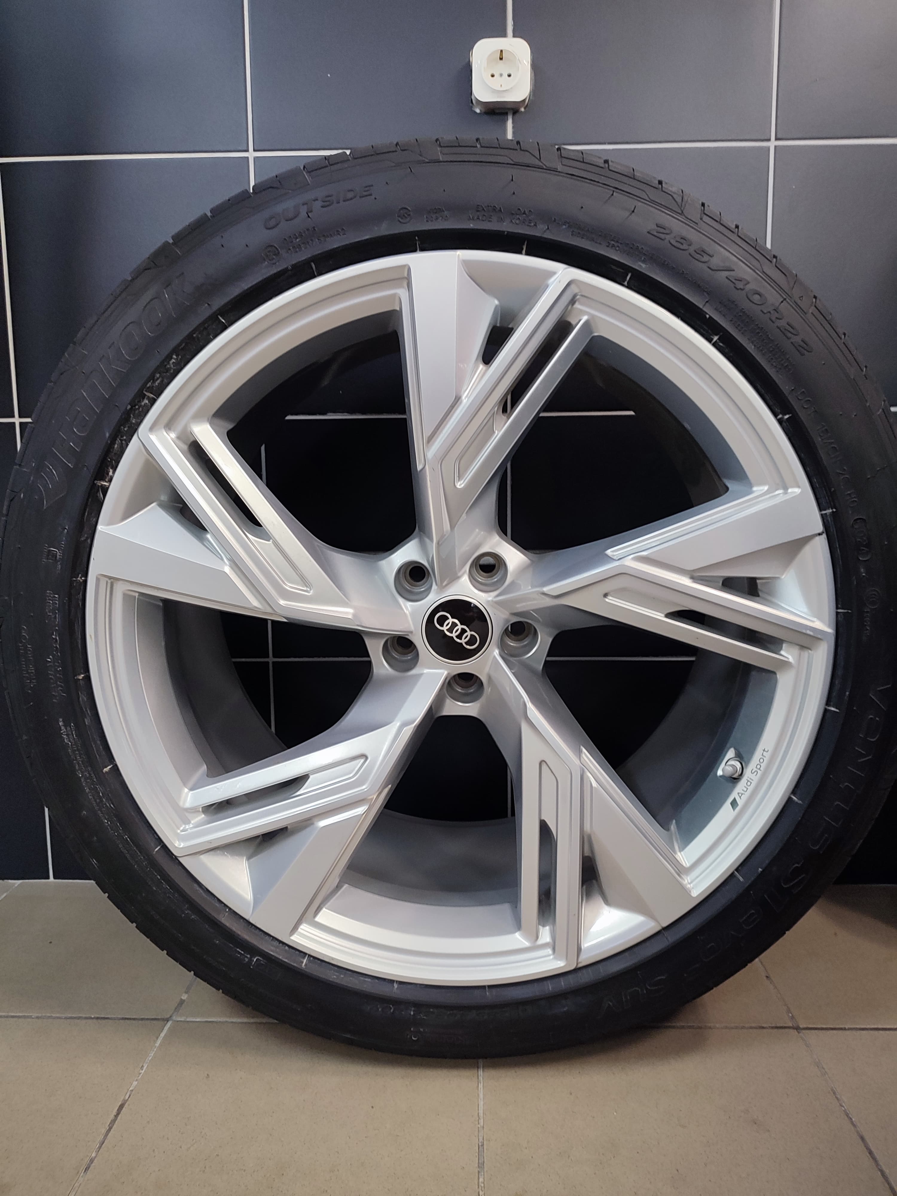 Audi Sport gyári R22